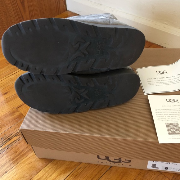 Waterproof grey UGG Australia boots - Picture 4 of 6